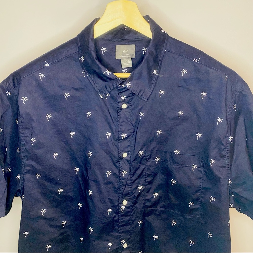 H&M Navy with Palm Trees Men's short sleeve button up shirt - Picture 4 of 7